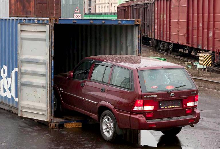 Сколько стоит доставить жд контейнером авто  из Владивостока в Москву